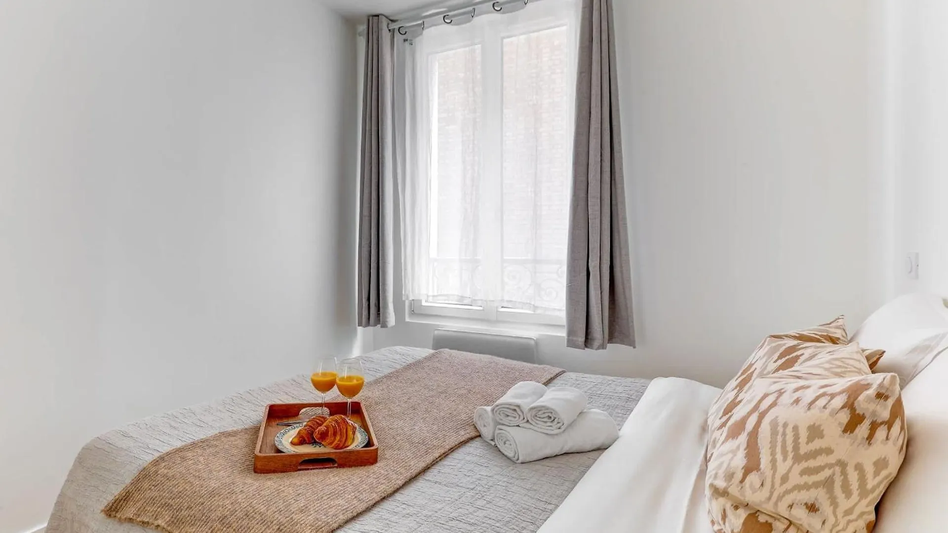 Eiffel Tower & Champ De Mars - 1Br - Paris Vacation Rentals