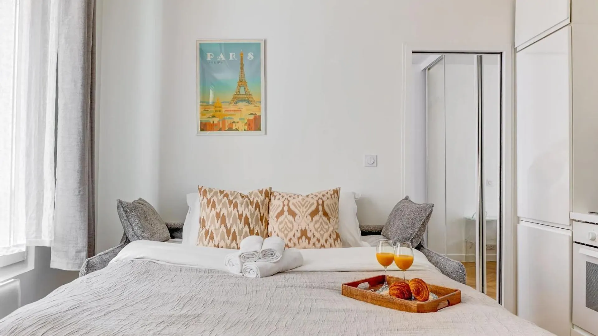 Eiffel Tower & Champ De Mars - 1Br - Paris Vacation Rentals 0*,  フランス